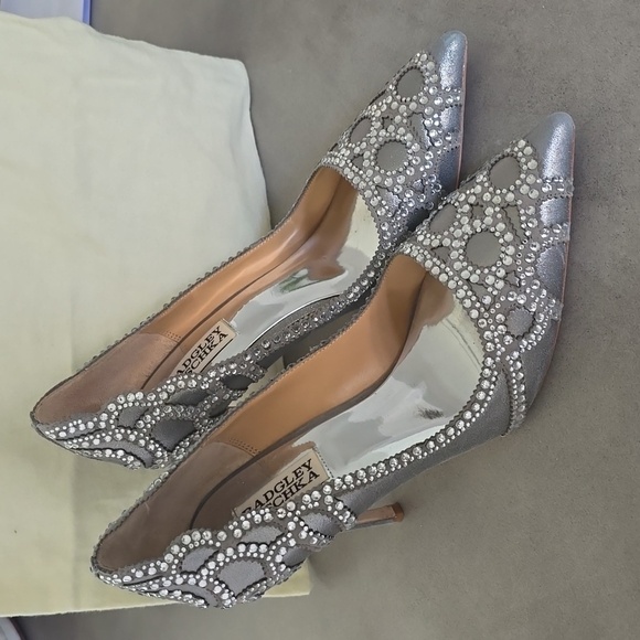 Badgley Mischka Shoes - Badgley Mischka rouge Platinum satin womens heels size 8